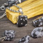 snezni-obsidian-poldragi-kamen-obesek-portal8